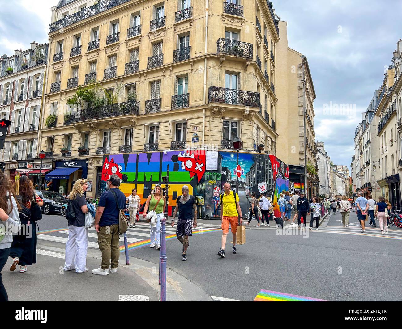 Paris, Frankreich, Menschenmenge, Touristen, Wandern, Straßenszene, Besuch Des Historischen Viertels Le Marais, Geschlossene Schwulenbars Stockfoto