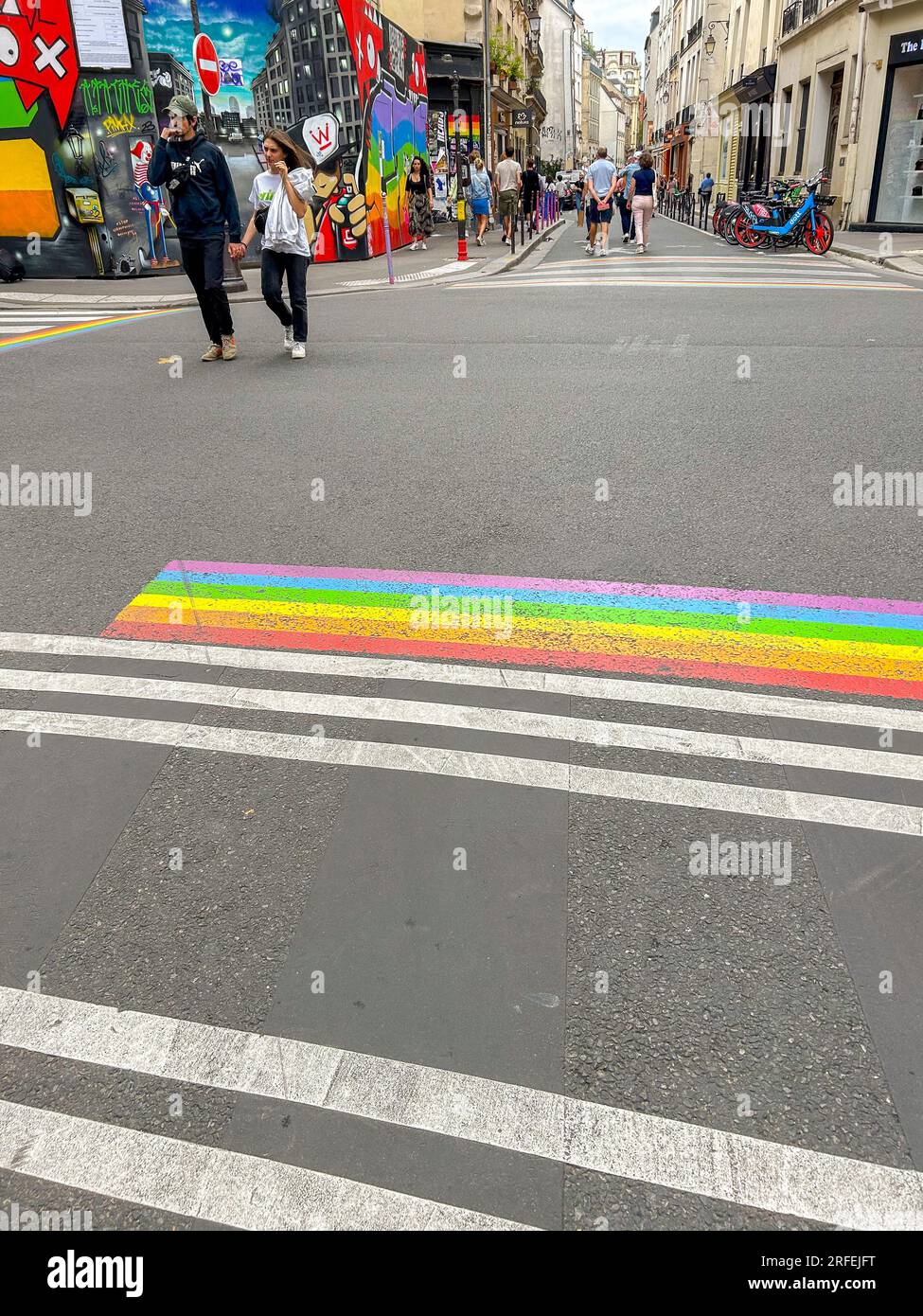 Paris, Frankreich, viele Leute, Touristen, auf der Straße spazieren, Besuch Des Historischen Viertels Le Marais, Gay Flag Crosswalk Stockfoto