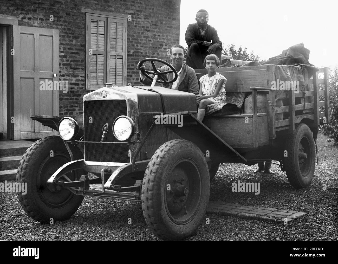 M. Dubois et sa fille Odette, membres laics de la Mission du Sacre