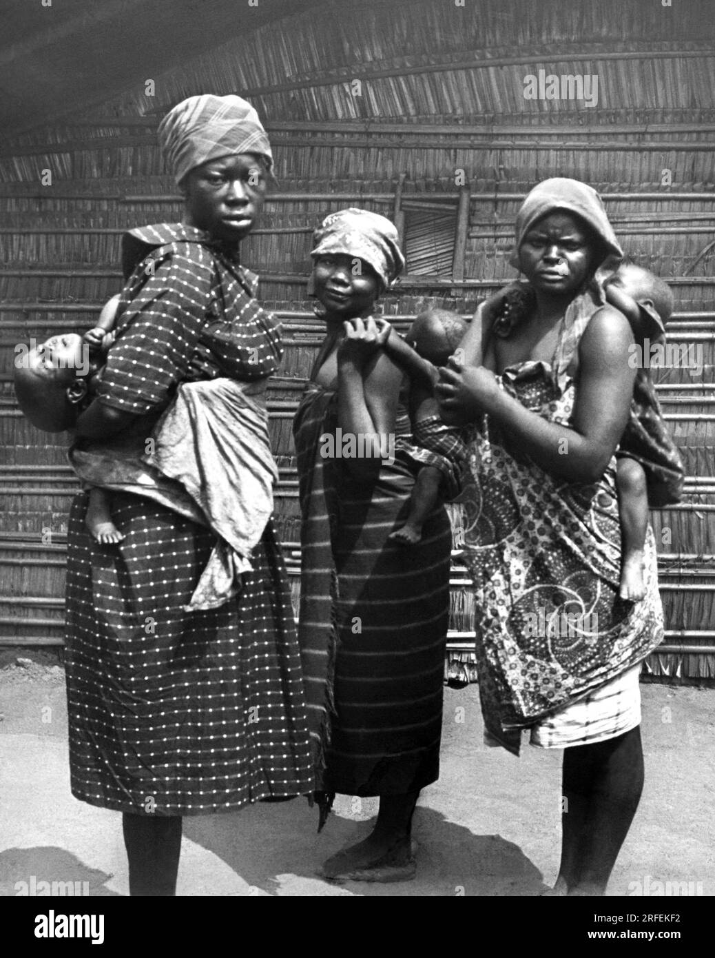 Trois jeunes meres et leur bebe a MBO ( Kamerun). Photographie-Debüt XXeme siecle. Stockfoto