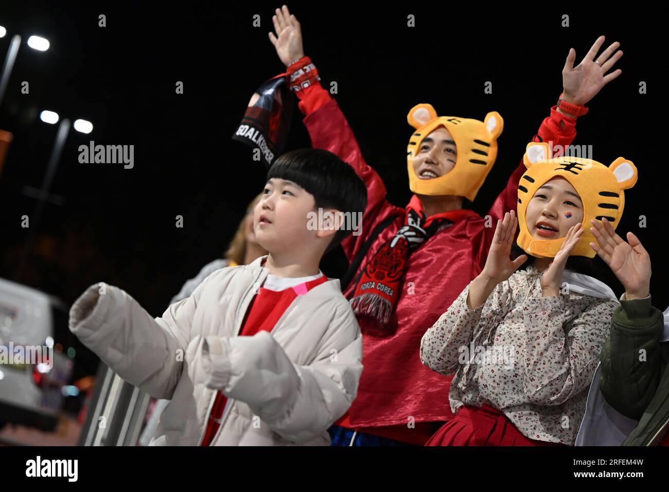 Brisbane, Australien. 03. Aug. 2023. Fußball, Frauen: Weltmeisterschaft, Südkorea - Deutschland, Vorrunde, Gruppe H, Spieltag 3 im lang Park, südkoreanische Fans feiern außerhalb des Stadions. Kredit: Sebastian Christoph Gollnow/dpa/Alamy Live News Stockfoto