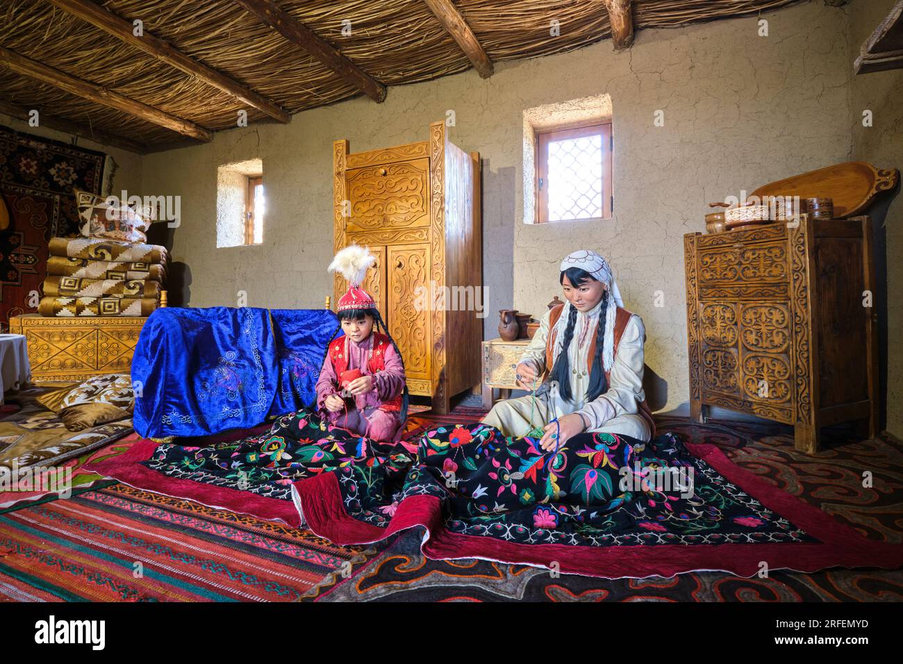 Ein Diorama, das traditionelle kasachische Mutter und Tochter darstellt