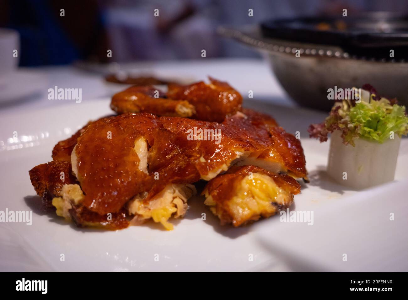 Mit kochendem Öl gebrühtes junges Huhn, knuspriges gebratenes Huhn, chinesische Küche. Stockfoto