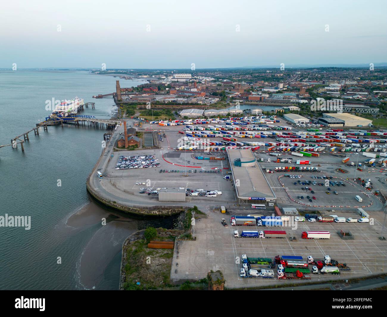 Luftaufnahme des Stena Line Terminals an den Docks von Birkenhead, Wirral, Merseyside, England Stockfoto