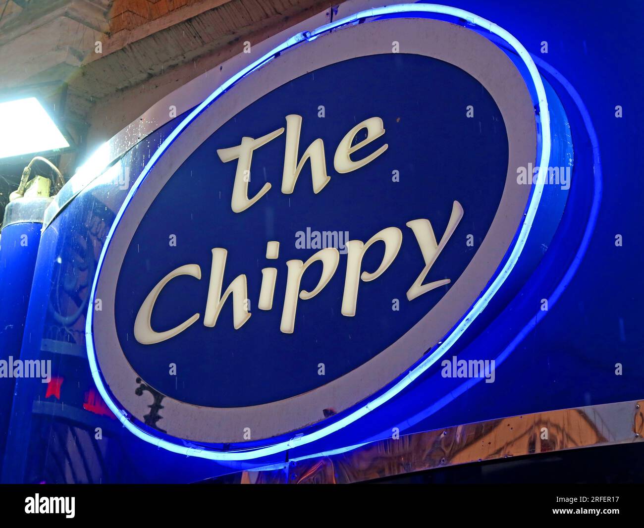 Eine britische Institution, das „Chippy - Neon“-Schild vor einem Fish and Chips Shop, 78-80, St Mary St, Cardiff, Wales, UK, CF10 1FA Stockfoto