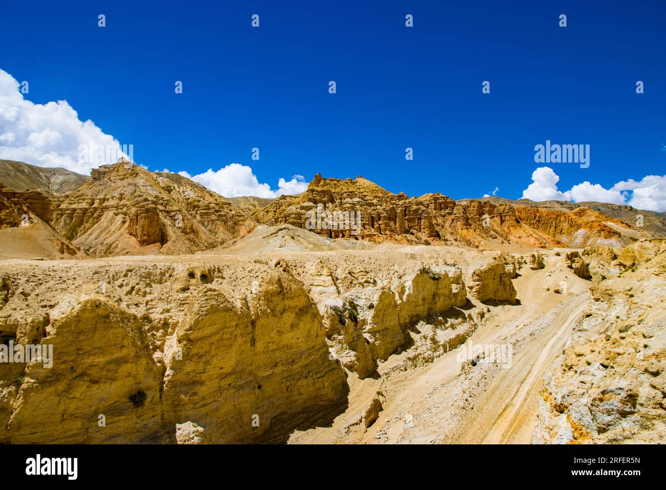 Chhoser Jhong alias Sky Cave ein künstliches Höhlengebiet in der Wüste des Oberen Mustang in Nepal Stockfoto