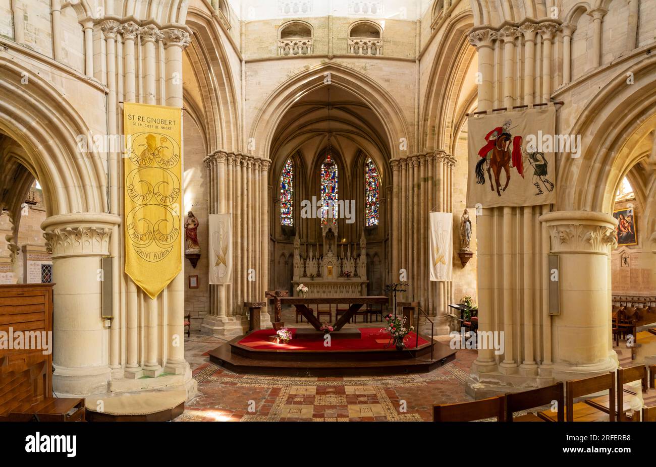 Langrune-Sur-Mer, Frankreich - 07 18 2023: Blick auf den Altar in der St. Martins Kirche Stockfoto