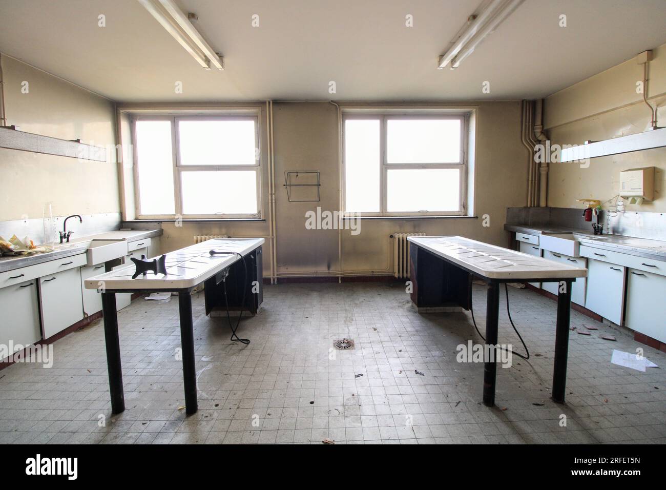 Der Raum, in dem die Autopsien durchgeführt worden wären. PARIS, FRANKREICH: MENSCHLICHE KNOCHEN und Organe wurden in dieser verlassenen Leichenhalle gefunden, die verrottet wurde Stockfoto