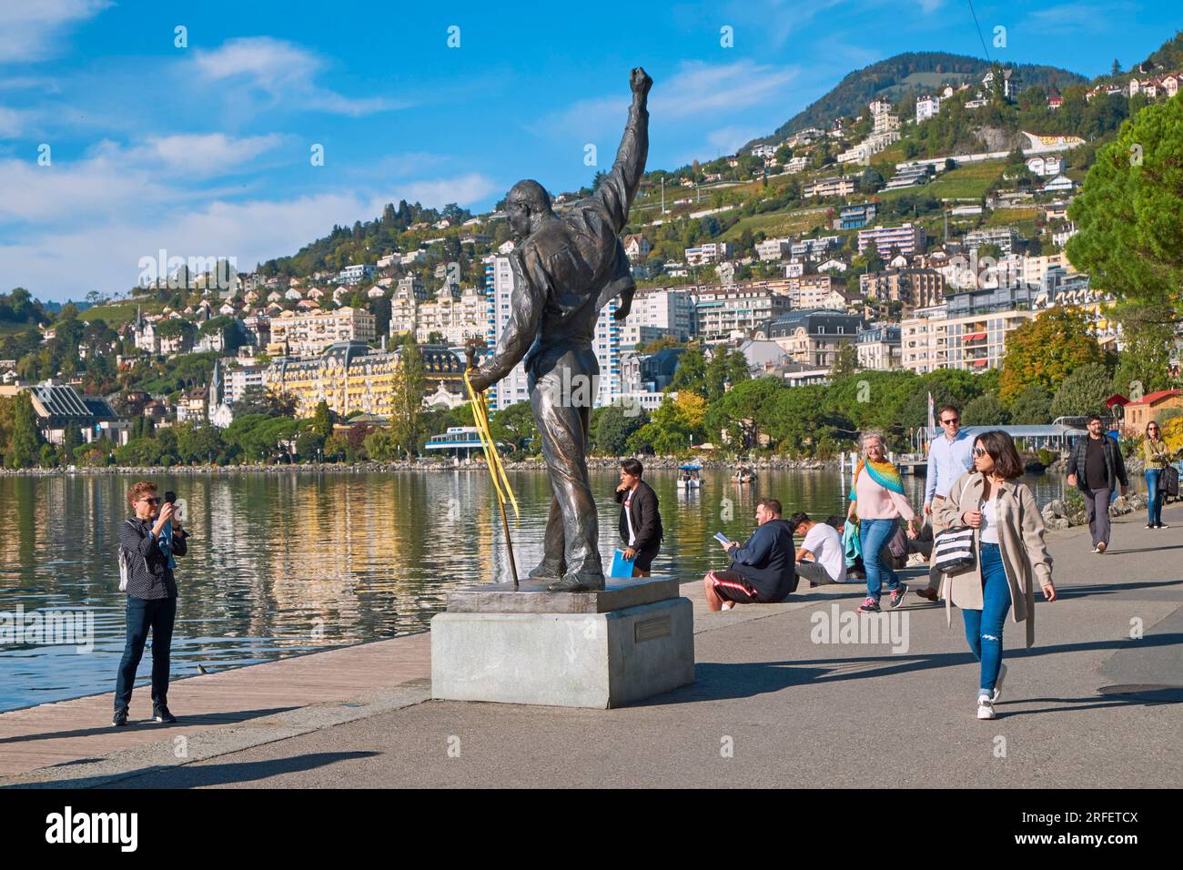 Suisse, Canton de Vaud, Montreux, Lac Léman, Place du Marché, Statue en Bronze de la sculpteuse tchèque Irena Sedlecká, rendant hommage au musicien Britain du Groupe de Rock Queen, Freddie Mercury (1946-1991)/Schweiz, Kanton Vaud, Montreux, Genfer See, Marktplatz, Bronzestatue der tschechischen Bildhauerin Irena Sedlecka, zu Ehren des britischen Musikers der Rockband Queen, Freddie Mercury (1946-1991) Stockfoto