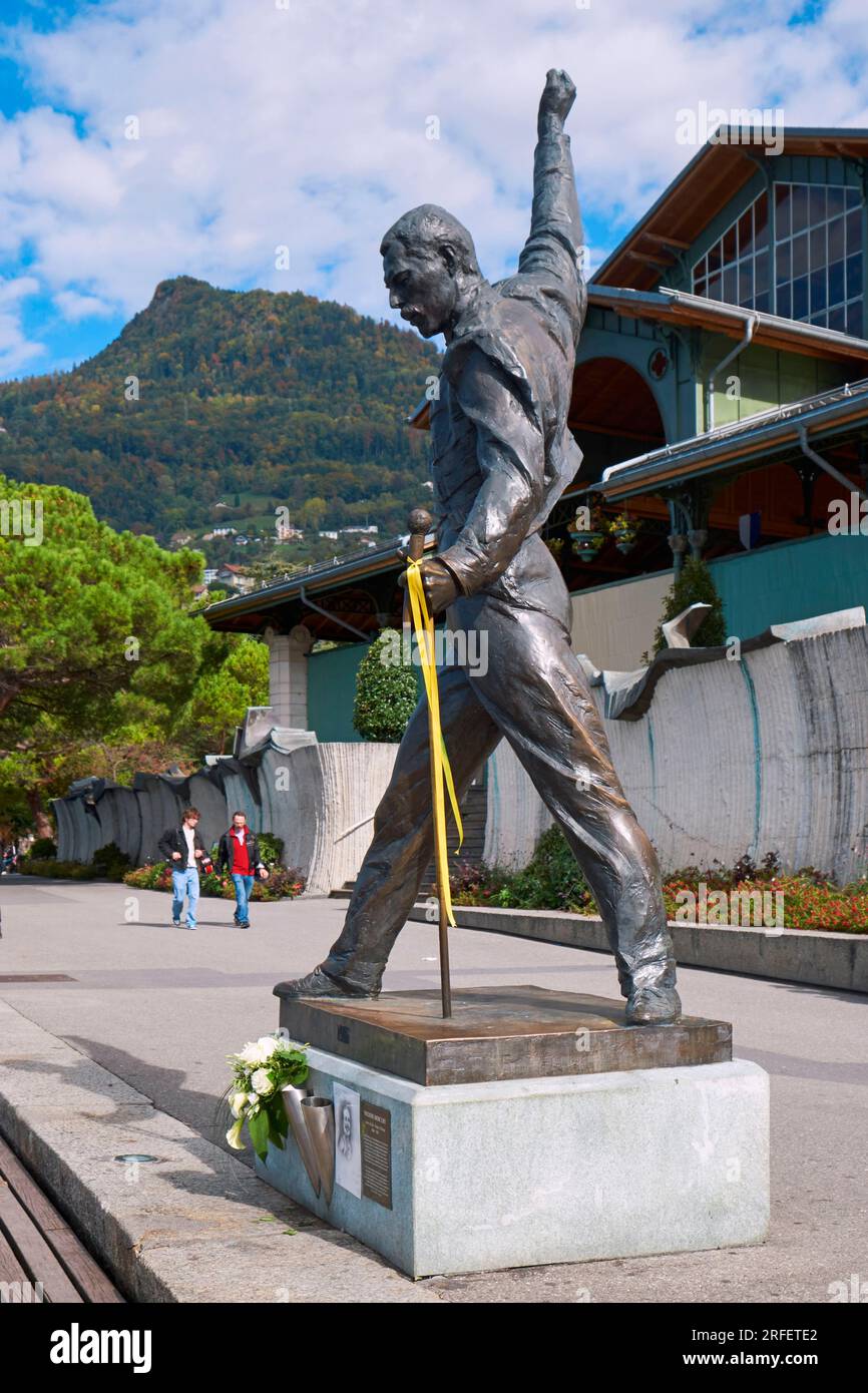 Suisse, Canton de Vaud, Montreux, Lac Léman, Place du Marché, Statue en Bronze de la sculpteuse tchèque Irena Sedlecká, rendant hommage au musicien Britain du Groupe de Rock Queen, Freddie Mercury (1946-1991)/Schweiz, Kanton Vaud, Montreux, Genfer See, Marktplatz, Bronzestatue der tschechischen Bildhauerin Irena Sedlecka, zu Ehren des britischen Musikers der Rockband Queen, Freddie Mercury (1946-1991) Stockfoto