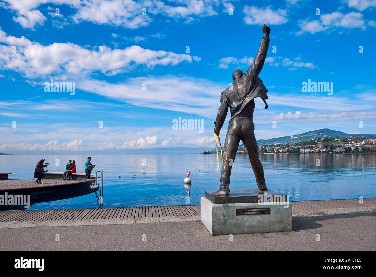 Suisse, Canton de Vaud, Montreux, Lac Léman, Place du Marché, Statue en Bronze de la sculpteuse tchèque Irena Sedlecká, rendant hommage au musicien Britain du Groupe de Rock Queen, Freddie Mercury (1946-1991)/Schweiz, Kanton Vaud, Montreux, Genfer See, Marktplatz, Bronzestatue der tschechischen Bildhauerin Irena Sedlecka, zu Ehren des britischen Musikers der Rockband Queen, Freddie Mercury (1946-1991) Stockfoto