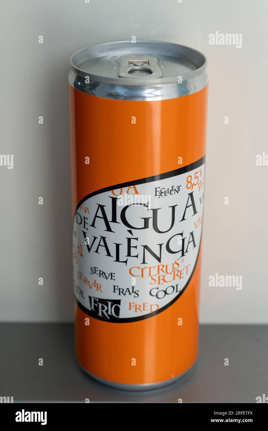 Spanien, Valencia, Agua de Valencia, Cocktail mit Cava (oder Champagner), Orangensaft, Wodka und Gin, Dose Stockfoto
