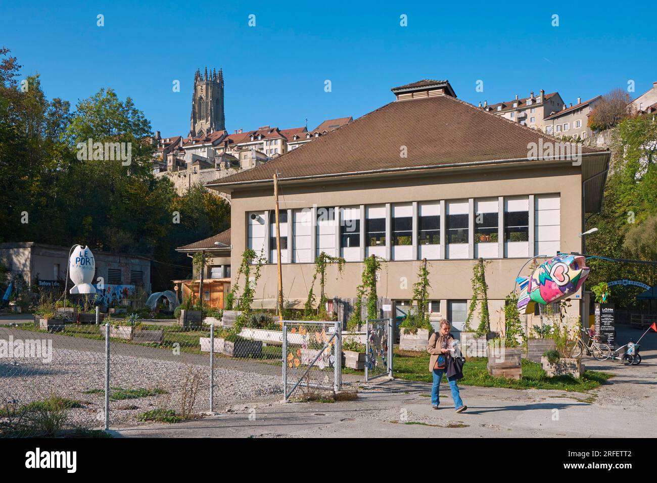 Schweiz, Kanton Freiburg, Freiburg, der Hafen ist ein soziokulturelles Projekt, das drei Achsen umfasst: Städtische Gärten, integratives Restaurant und generationenübergreifende Aktivitäten Stockfoto