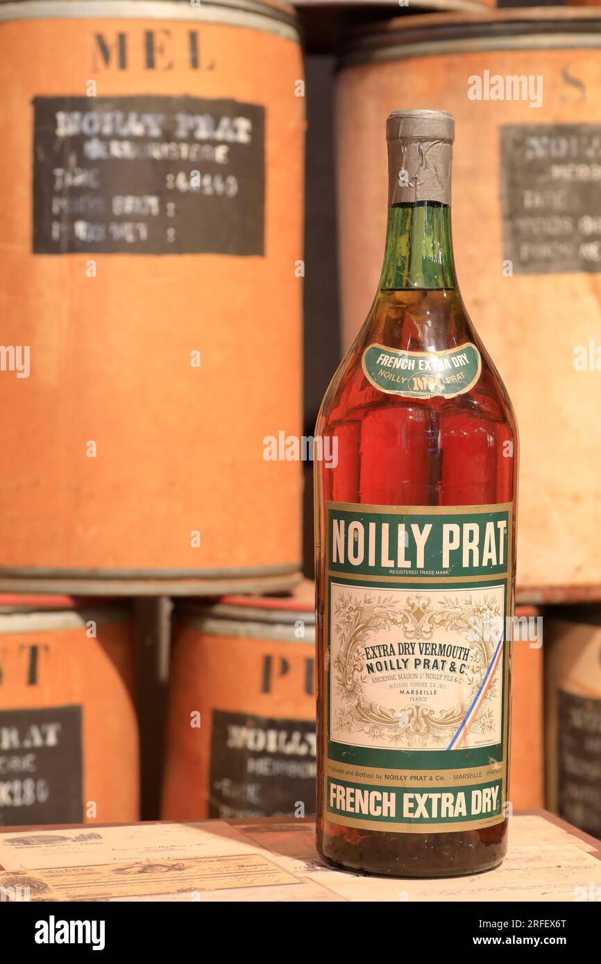 Frankreich, Herault, Marseillan, Noilly Prat (französischer Wermut aus Weißwein mit Kräutern und Gewürzen seit 1813), Museumsteil, klassische französische Extra Dry Flasche aus dem 20. Jahrhundert Stockfoto