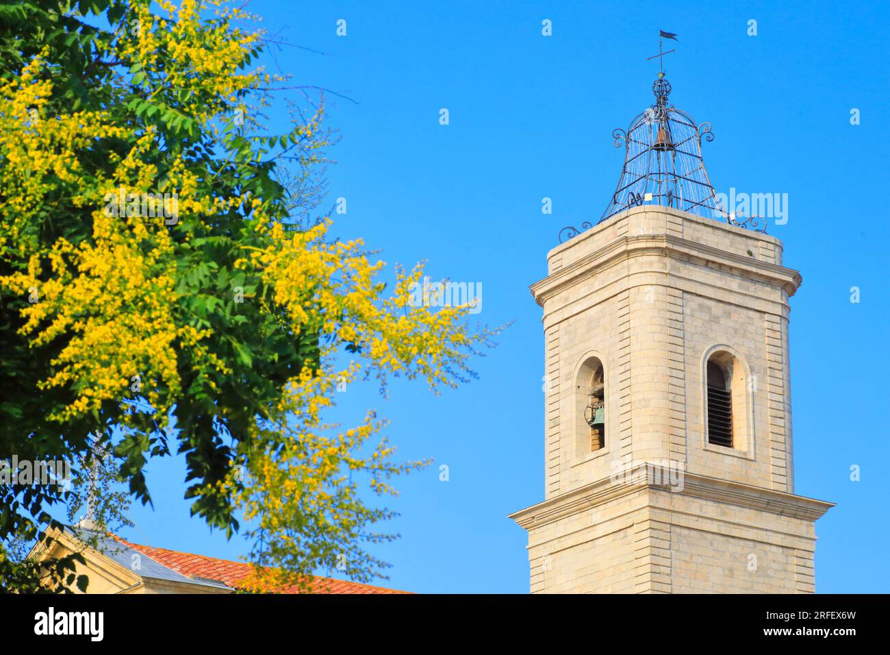 Frankreich, Herault, Marseillan, Kirche Saint Jean Baptiste aus dem 17. Jahrhundert, Glockenturm mit schmiedeeisernem campanile Stockfoto