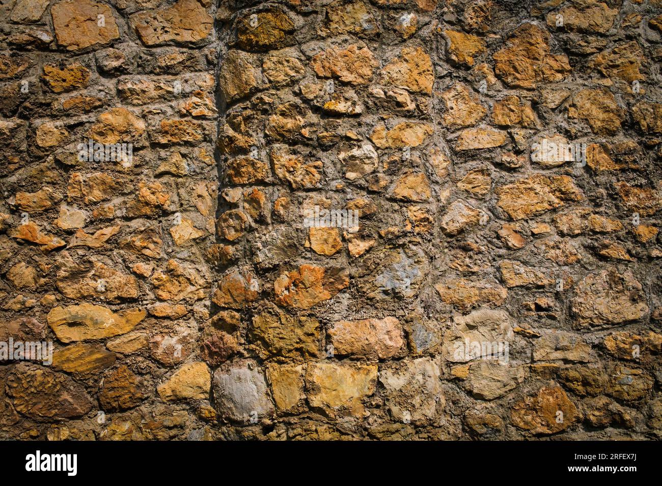 Blick auf die alte, in warmen Farbtönen gehaltene Mauer. Konzept für Hintergründe und Texturen Stockfoto Blick auf die alte, in warmen Farbtönen gehaltene Mauer. Konzept für Hintergründe und Texturen Stockfoto