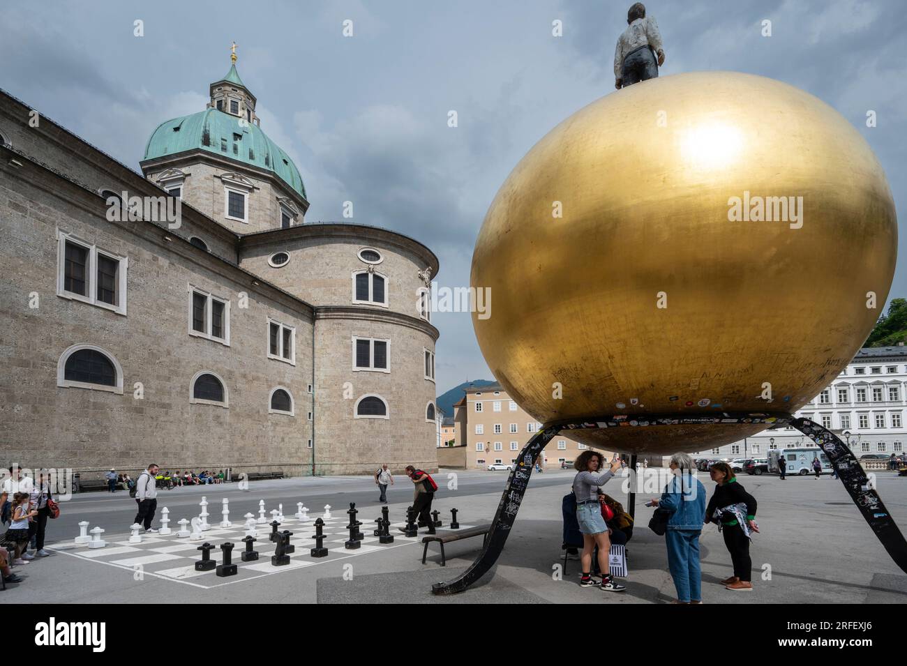 Österreich, Salzburg, auf dem Kapitelplatz der Goldene Ball am Fuße der St.-Rupert-Kathedrale, Stockfoto