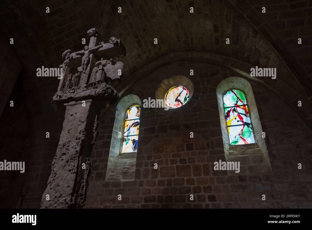 Frankreich, Aude, Narbonne, Abtei Fontfroide, Kapelle der Toten oder St. Bernard Kapelle, Buntglasfenster von Kim en Joong Stockfoto