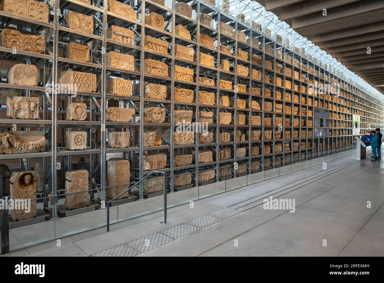 Frankreich, Aude, Narbonne, Narbo Via Museum, Archäologisches Museum, entworfen vom Architekten Norman Foster, Lapidary Gallery präsentiert geformte Blöcke aus der Römerzeit von Narbonne Stockfoto