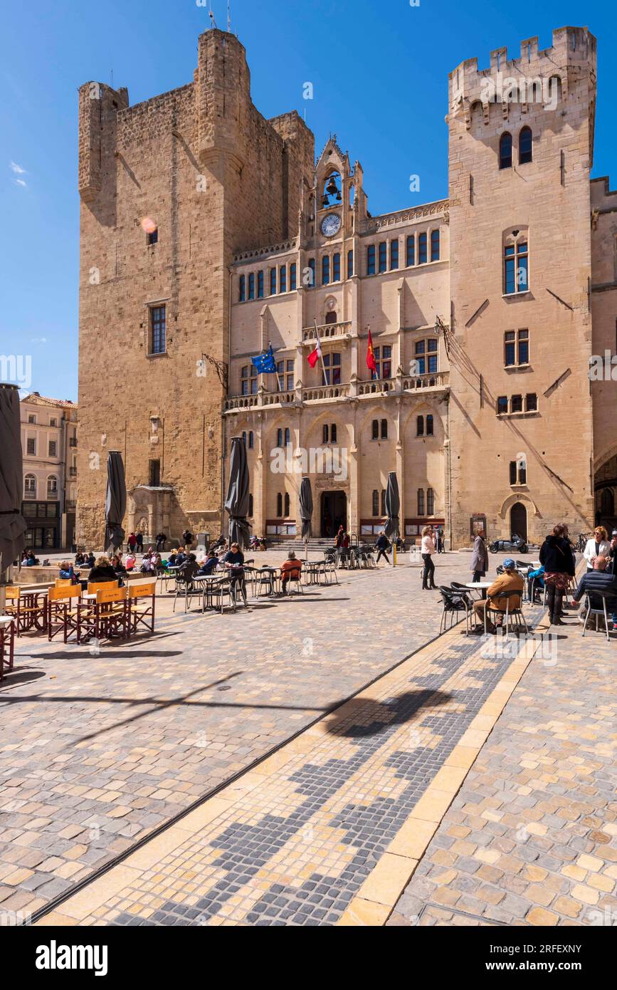 Frankreich, Aude, Narbonne, der Palast des Erzbischofs, der das Kunst- und Geschichtsmuseum und das archäologische Museum, die gotische Fassade des Palais Neuf beherbergt Stockfoto