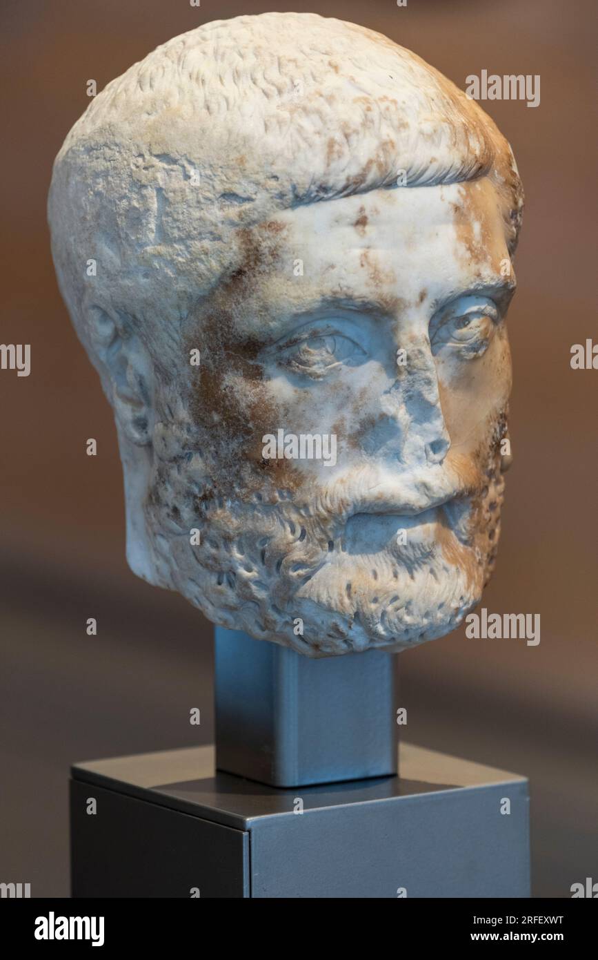 Frankreich, Aude, Narbonne, Narbo Via Museum, Archäologisches Museum, entworfen vom Architekten Norman Foster, Marmorskulptur aus dem 3. Jahrhundert n. Chr., die einen Mann mit Bart und Schnurrbart repräsentiert Stockfoto