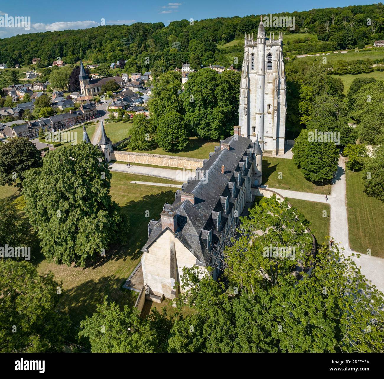 Frankreich, Haute Normandie, Eure, Le Bec Hellouin, als die schönsten Dörfer Frankreichs bezeichnet, Abtei Notre Dame du Bec, katholische benediktinerabtei, Tower Saint Nicolas (Luftaufnahme) Stockfoto