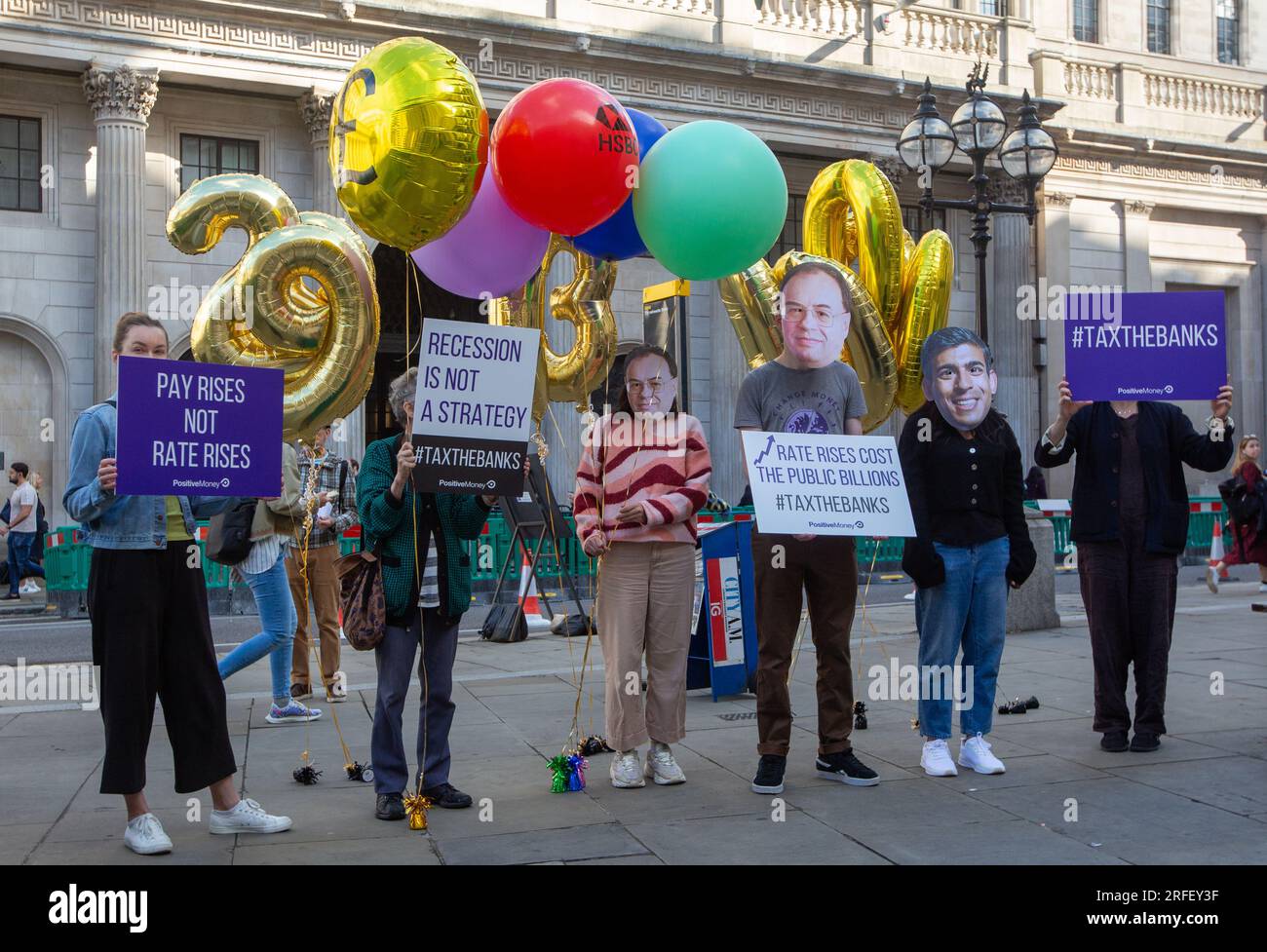 London, Vereinigtes Königreich. August 03 2023. Positive Geldaktivisten veranstalten außerhalb der Bank of England einen Protest gegen Zinserhöhungen. Die Bank of England wird die Zinsen voraussichtlich 14. Mal in Folge erhöhen. Aktivisten behaupten, dass vier große Banken in Großbritannien in der ersten Jahreshälfte 2023 dank der Zinserhöhungen einen Gewinn vor Steuern von über 28 Milliarden Pfund erzielt haben. Kredit: Tayfun Salci / Alamy Live News Stockfoto