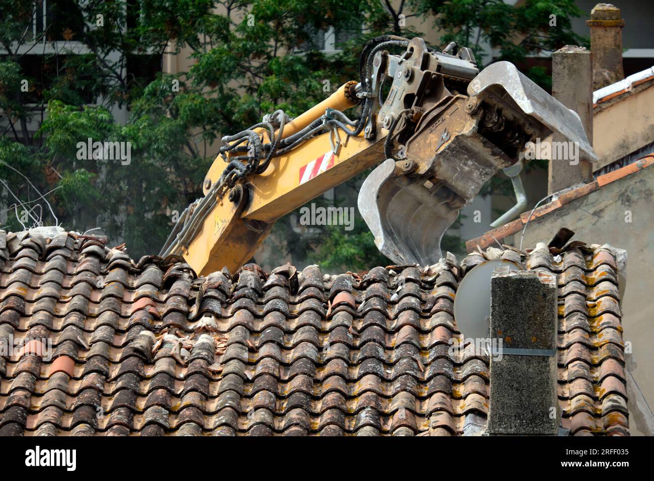 Frankreich, Var, Sanary sur Mer, Zerstörung eines traditionellen Hauses zum Bau eines Gebäudes, mechanische Schaufel, Dach Stockfoto