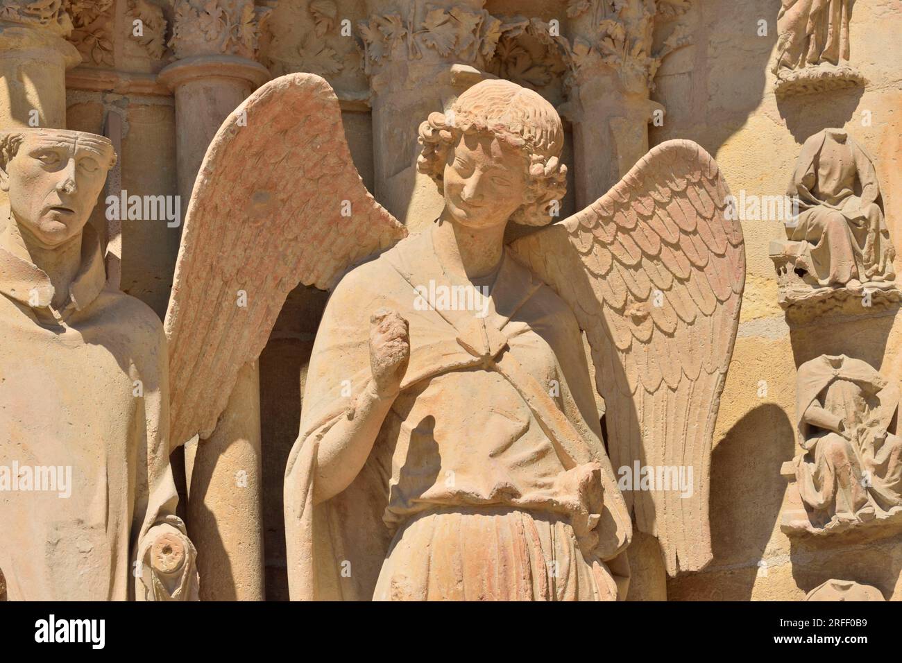 Frankreich, Marne, Reims, die Kathedrale Notre Dame, die von der UNESCO zum Weltkulturerbe erklärt wurde, das Engel Smile, das zwischen 1236 und 1245 geschnitzt wurde, befindet sich am nördlichen linken Eingang Stockfoto