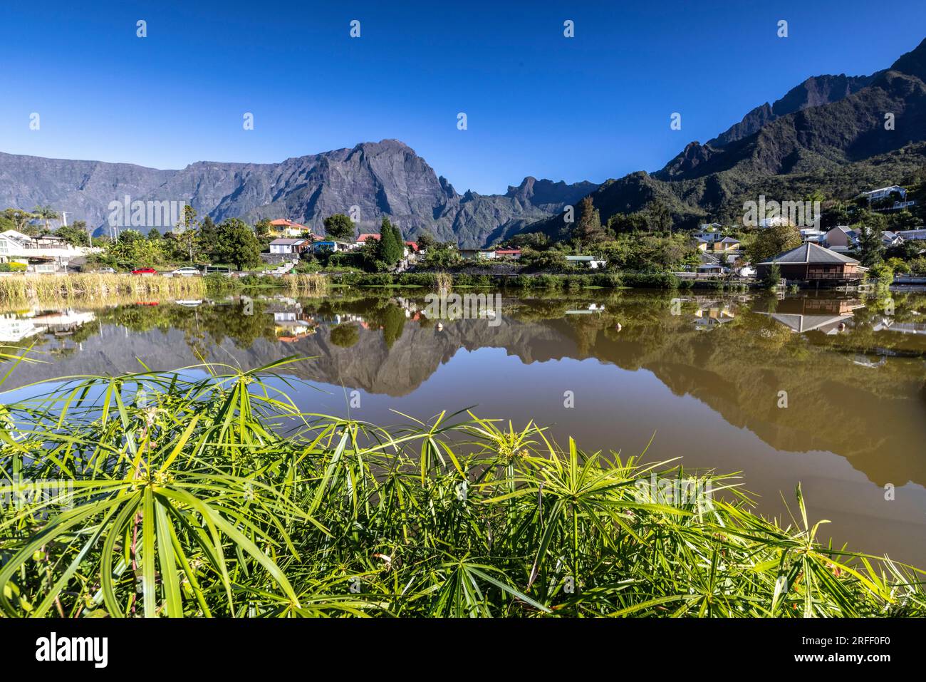 Frankreich, Insel Réunion, UNESCO-Weltkulturerbe, Cirque de Cilaos, Cilaos, Reflexion des Berges am See Mare a Joncs Stockfoto