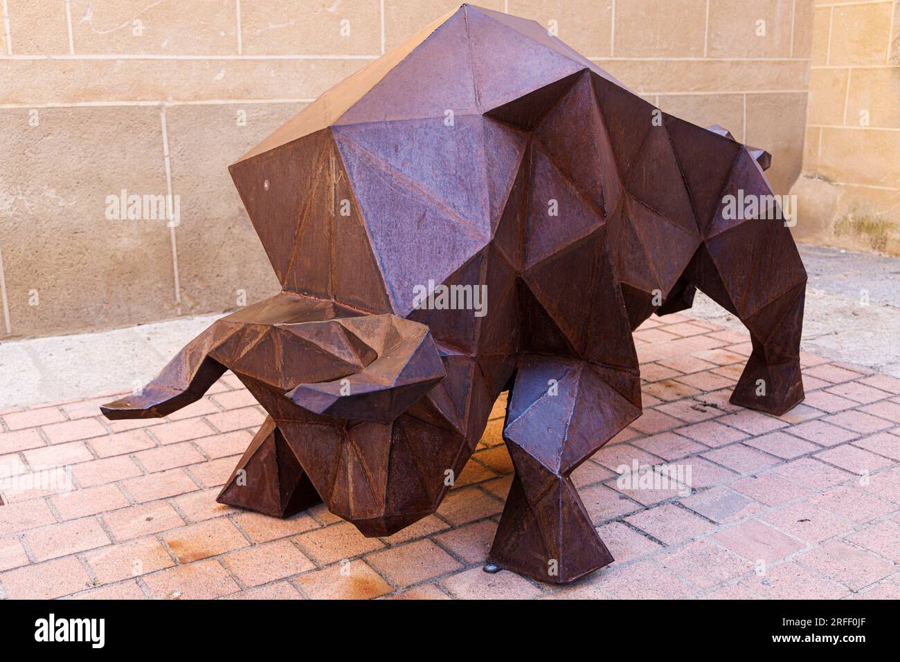 Spanien, Extremadura, Coria, Skulptur den kubistischen Stier Stockfoto
