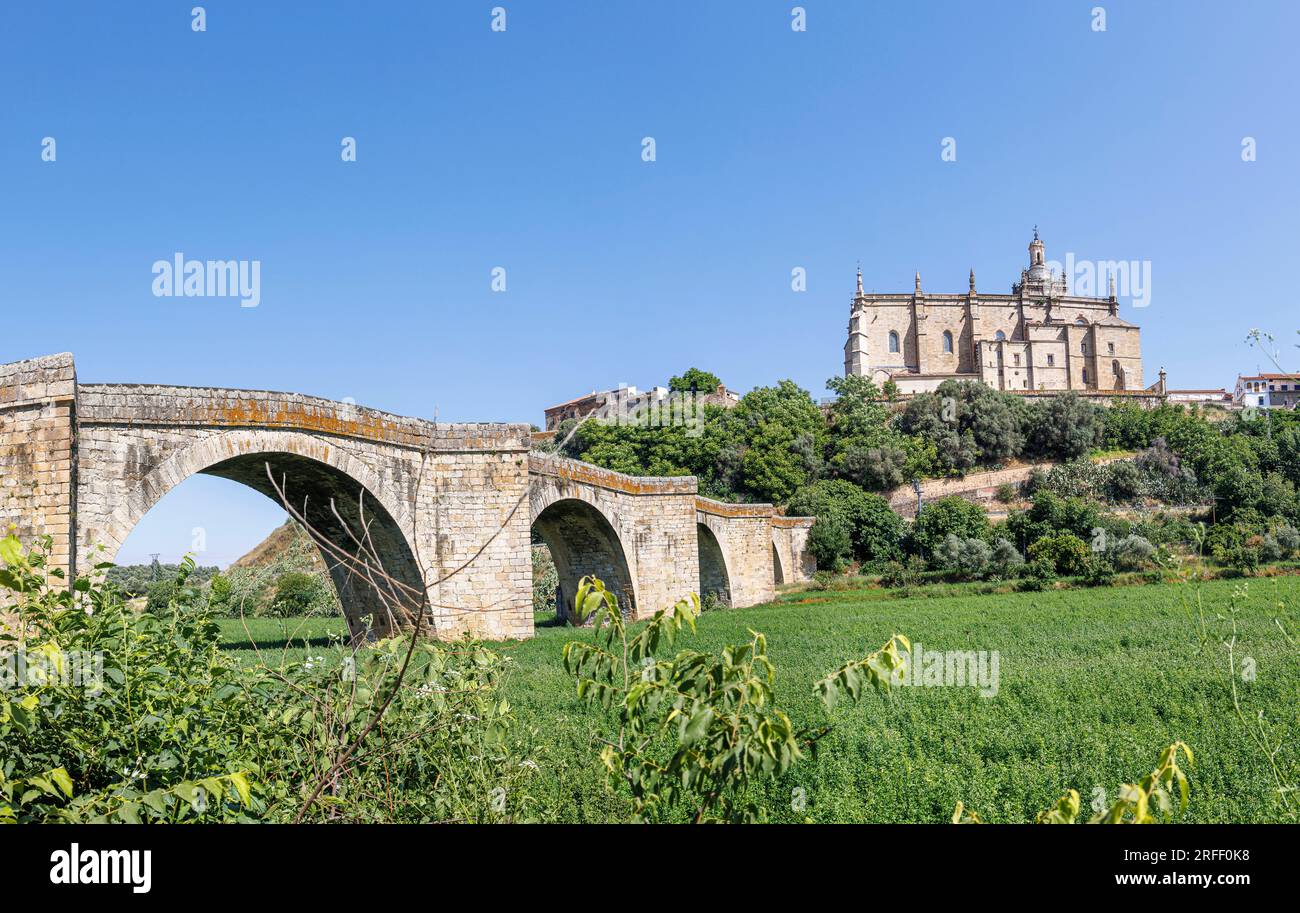 Spanien, Extremadura, Coria, die römische Brücke und die Kathedrale Stockfoto