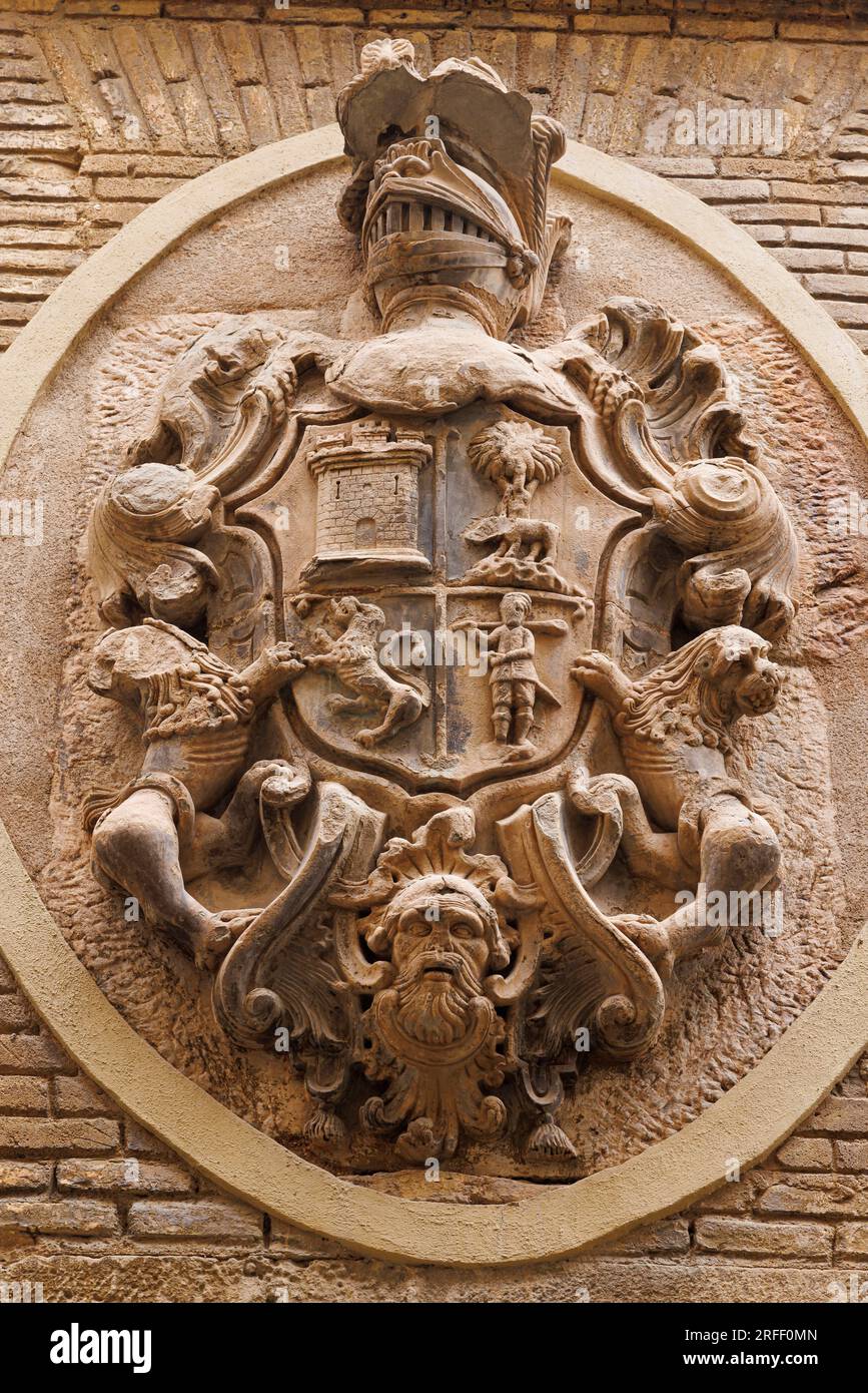 Spanien, Navarra, Olite, Wappen an der Wand eines Hauses Stockfoto