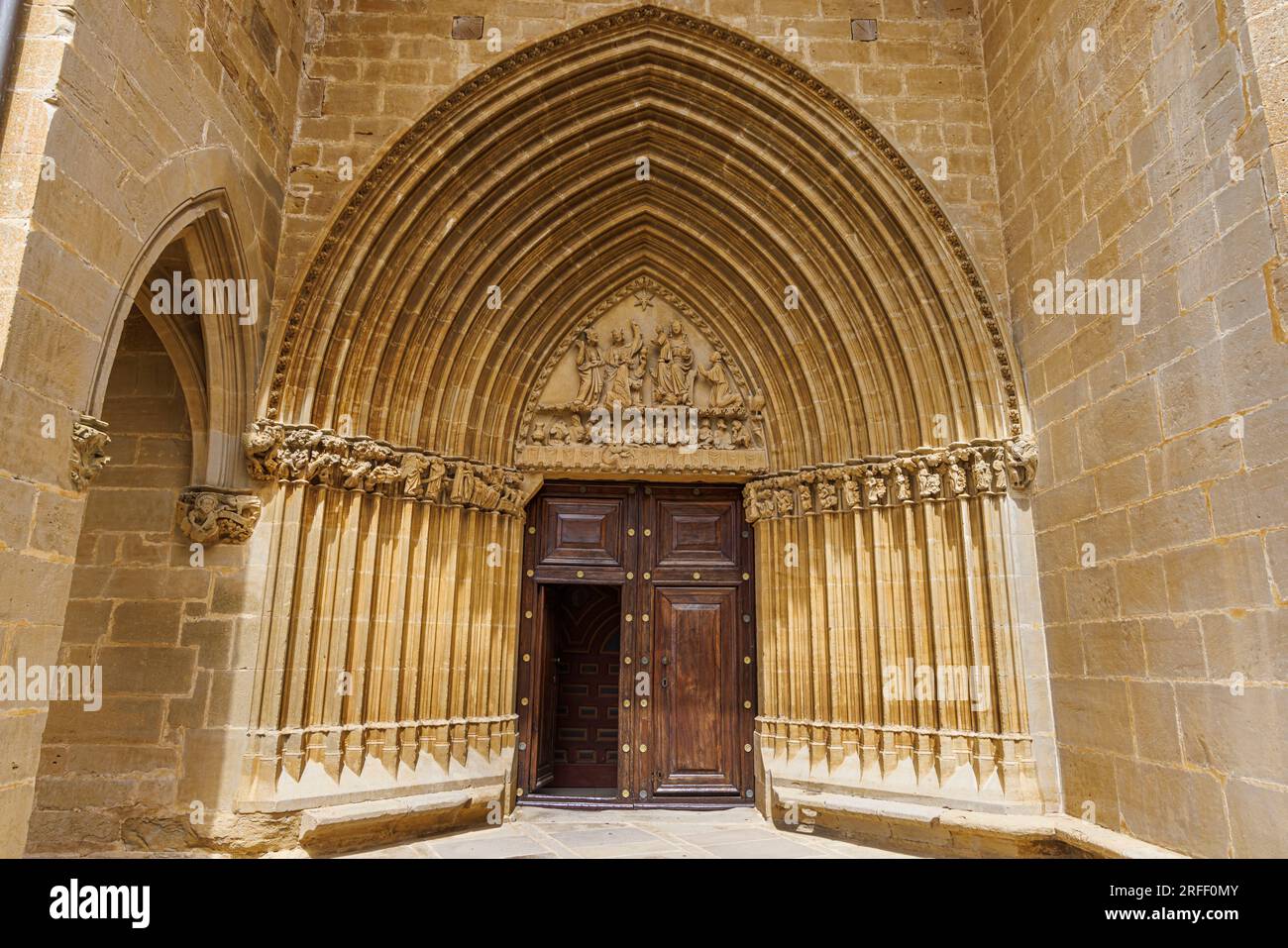Spanien, Navarra, Ujue, die befestigte Kirche von Ujue, der Haupteingang Stockfoto