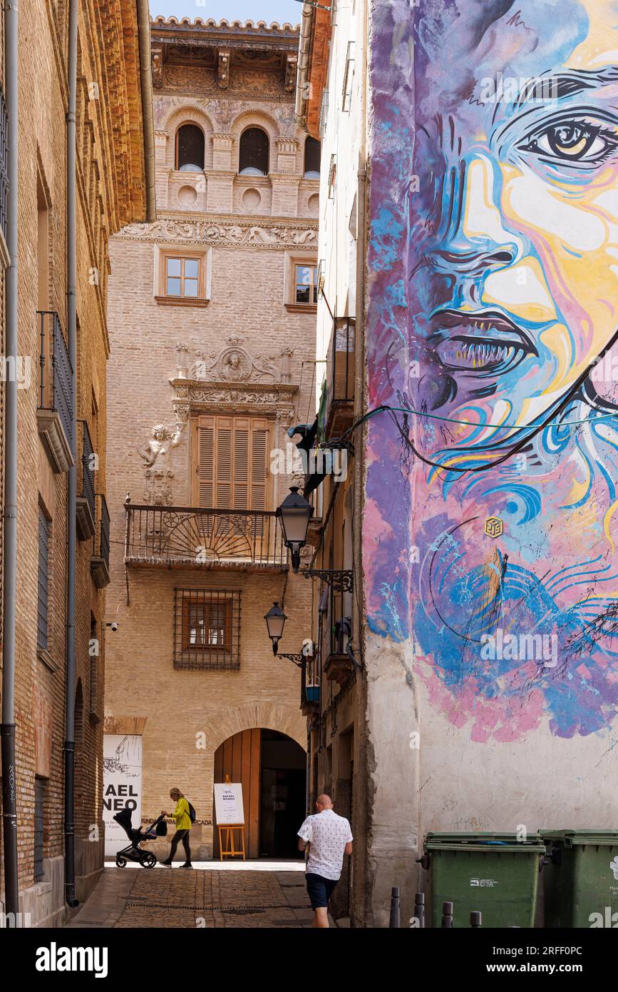 Spanien, Navarra, Tudela, Wandfresken in einer Straße Stockfoto
