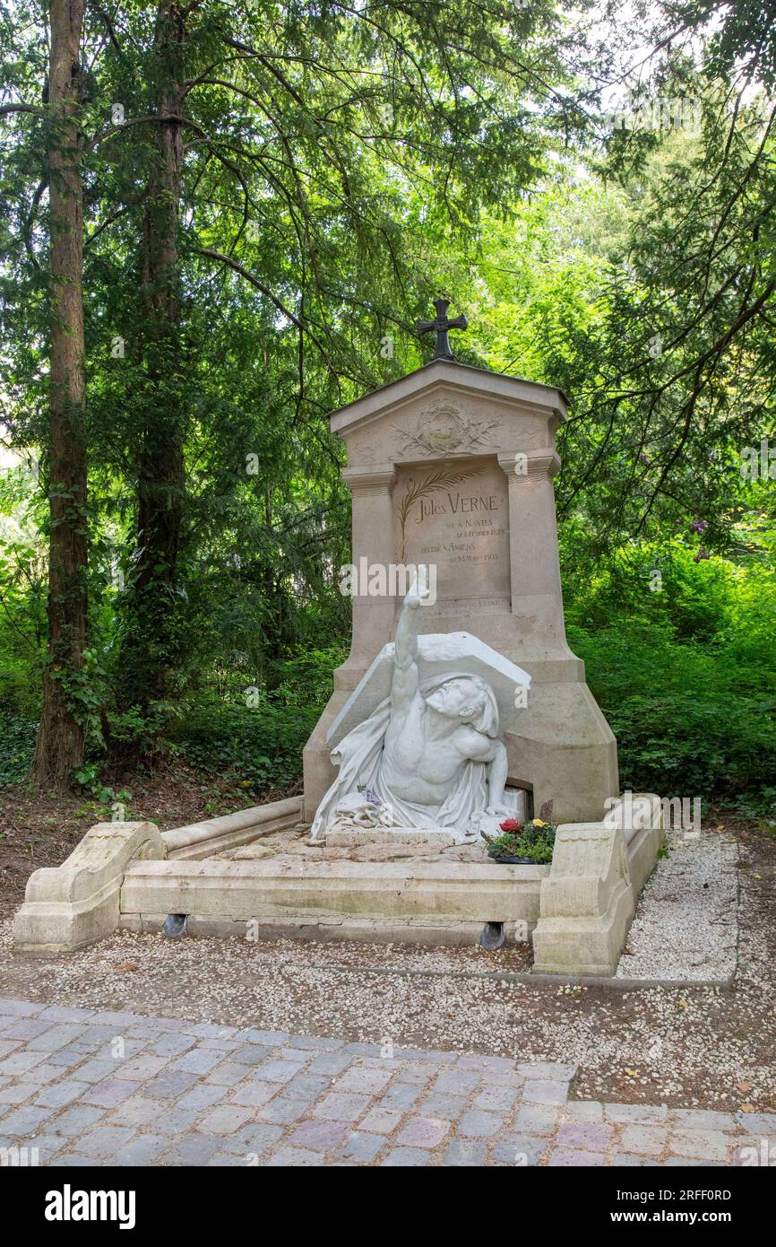 Frankreich, Somme, Amiens, Madeleine Friedhof, Grab von Jules Verne, Marmorskulptur von Albert Roze mit dem Titel "Towards Unsterblichkeit und ewige Jugend" Stockfoto