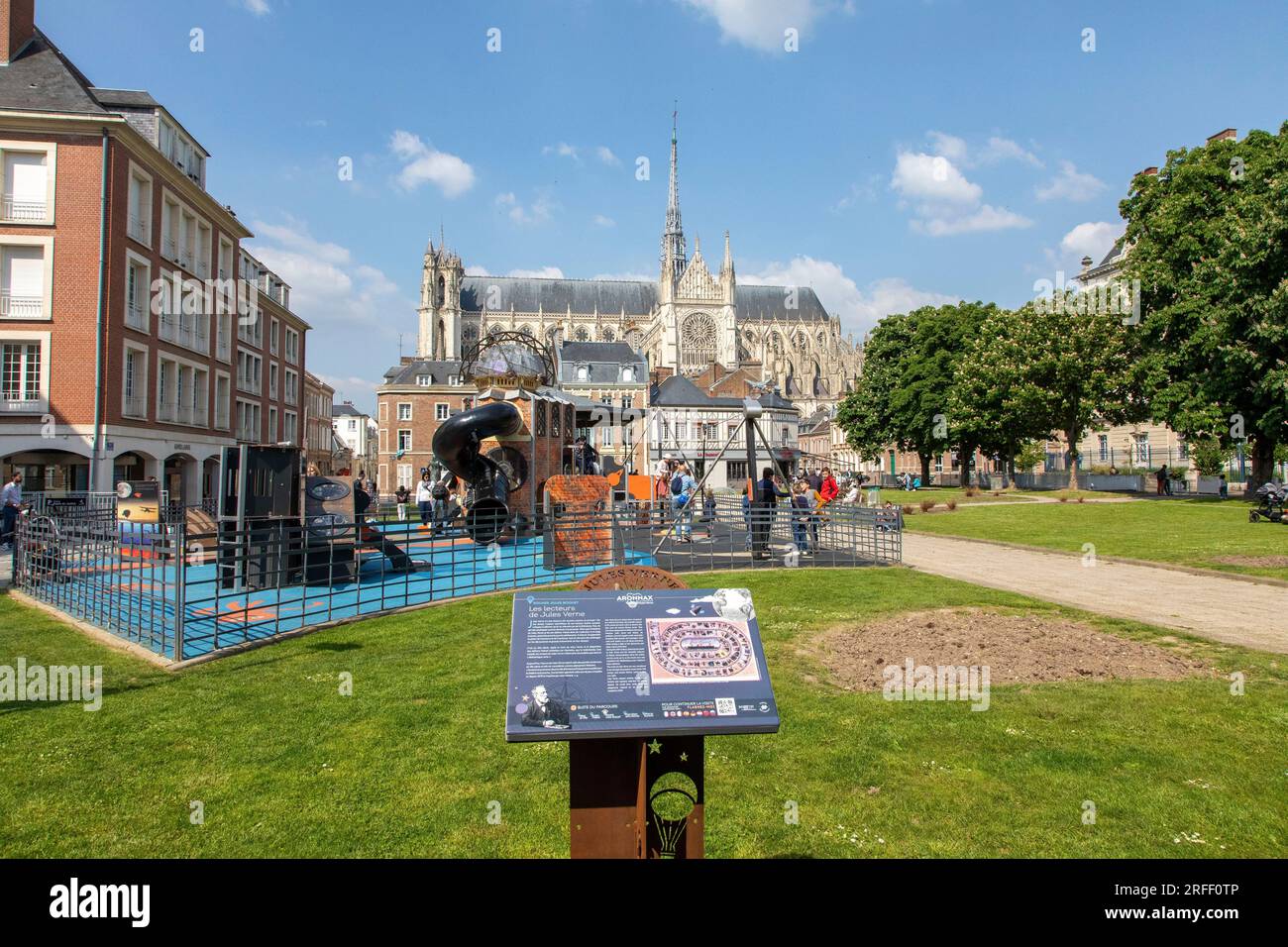 Frankreich, Somme, Amiens, Platz Jules Bocquet inspiriert von den Romanen von Jules Verne, Notre Dame Kathedrale von Amiens, die zum UNESCO-Weltkulturerbe gehört Stockfoto