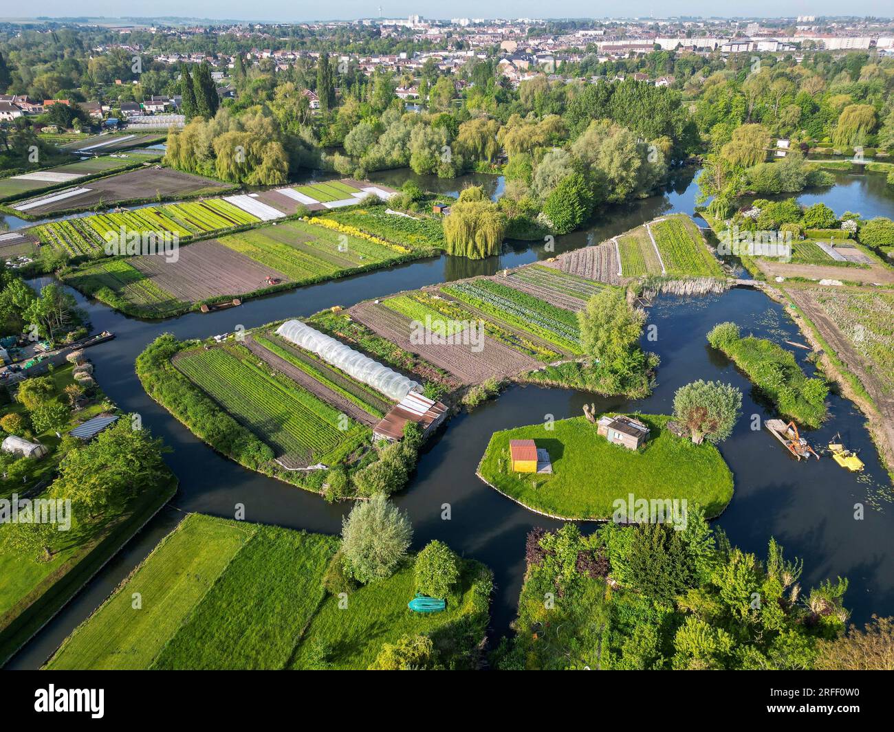 Frankreich, Somme, Vallée de la Somme, Amiens, die Hortillonnagen von Amiens, eine Reihe schwimmender Gärten in einem Labyrinth von 65 km Kanälen, im Herzen der Stadt Amiens (Luftaufnahme) Stockfoto