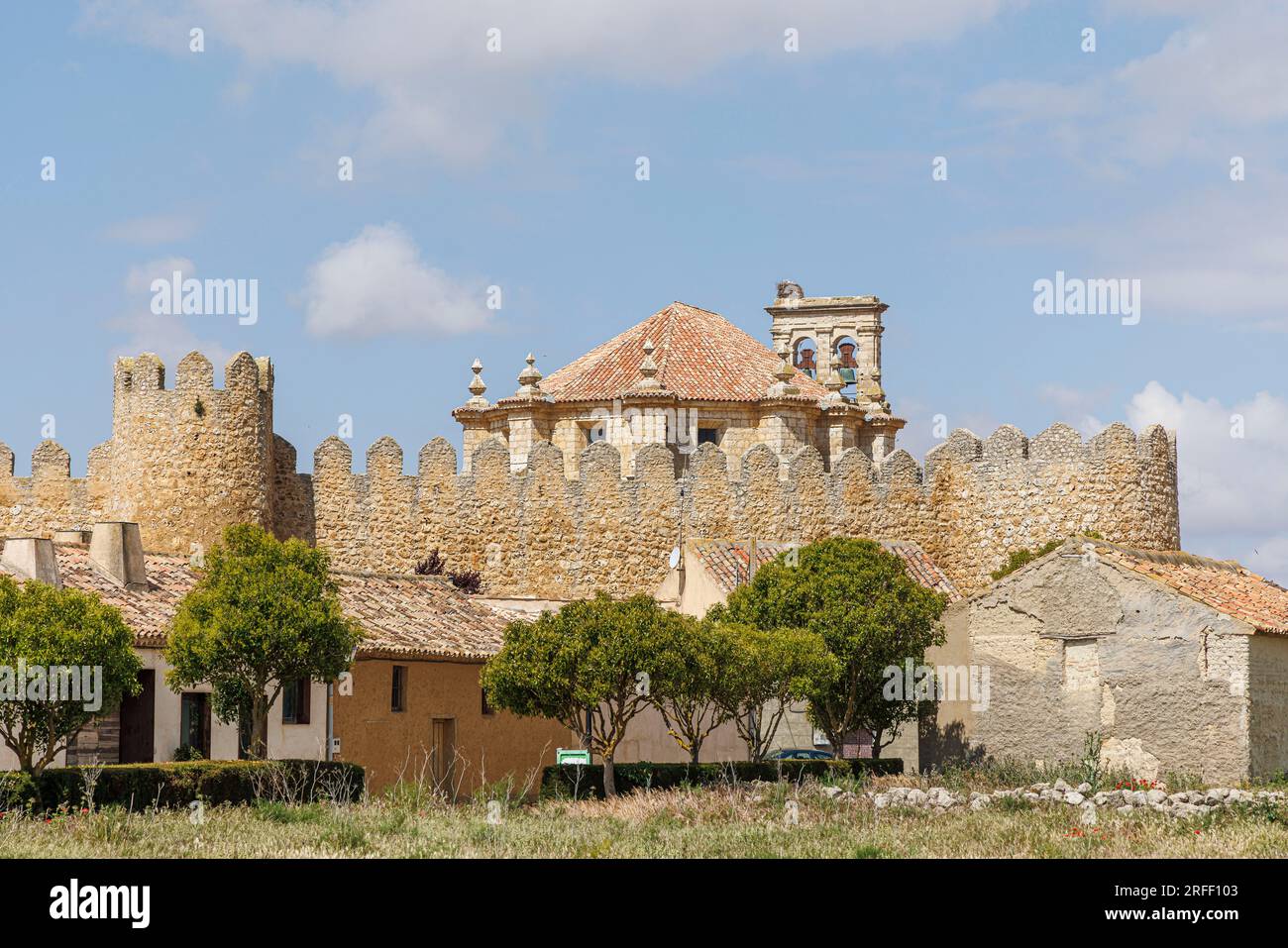 Spanien, Kastilien und Leon, Uruena, die Stadtmauer und die Kirche Santa Maria del Azogue Stockfoto