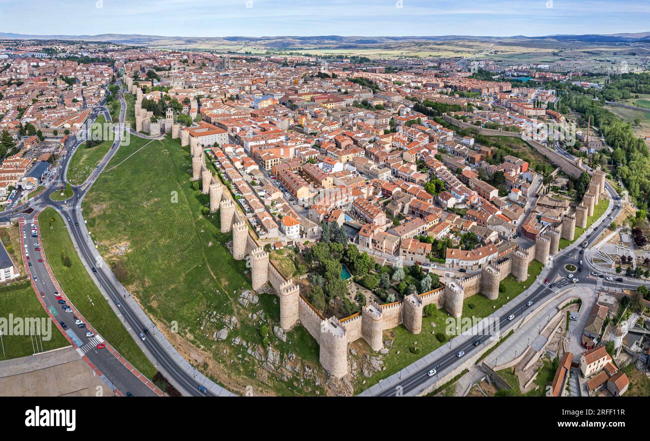 Spanien, Kastilien und Leon, Avila, die Altstadt von Avila mit ihren Extra-Muros-Kirchen, die zum UNESCO-Weltkulturerbe gehören, die von Mauern umgebene Stadt (aus der Vogelperspektive) Stockfoto