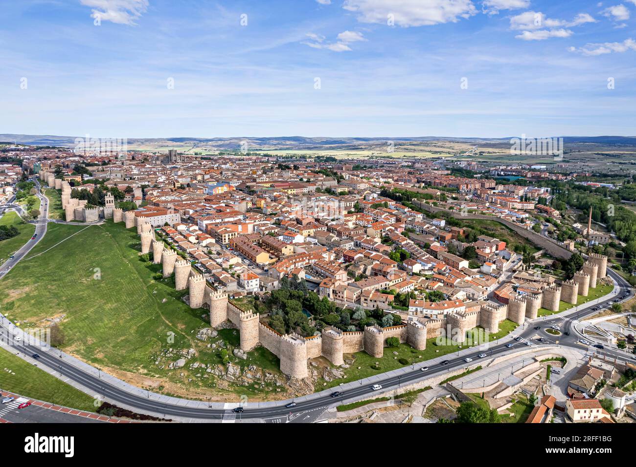 Spanien, Kastilien und Leon, Avila, die Altstadt von Avila mit ihren Extra-Muros-Kirchen, die zum UNESCO-Weltkulturerbe gehören, die von Mauern umgebene Stadt (aus der Vogelperspektive) Stockfoto