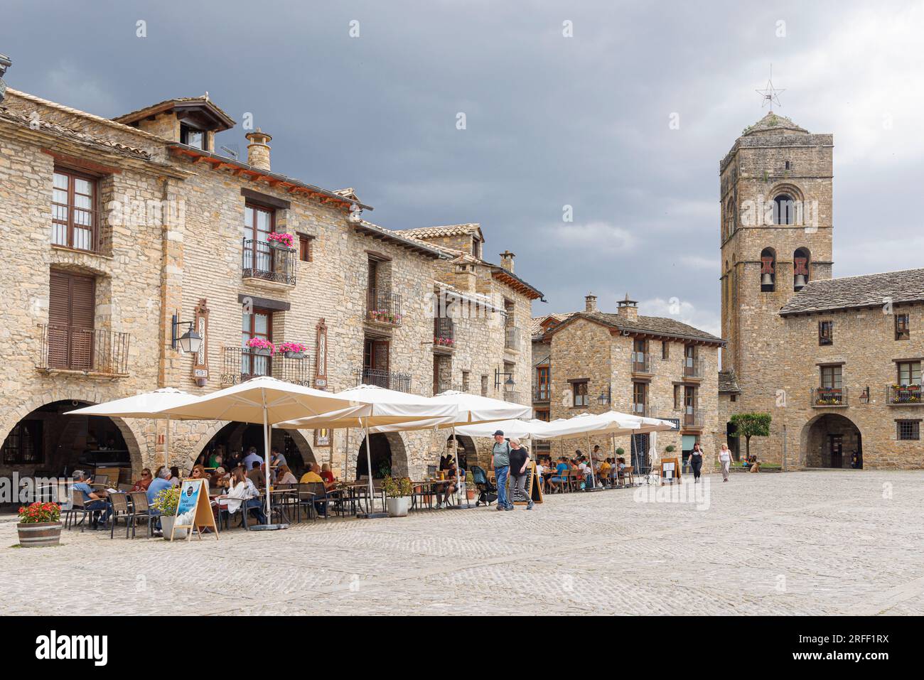 Spanien, Aragon, Ainsa, Cafeterrassen auf der Plaza Mayor Stockfoto