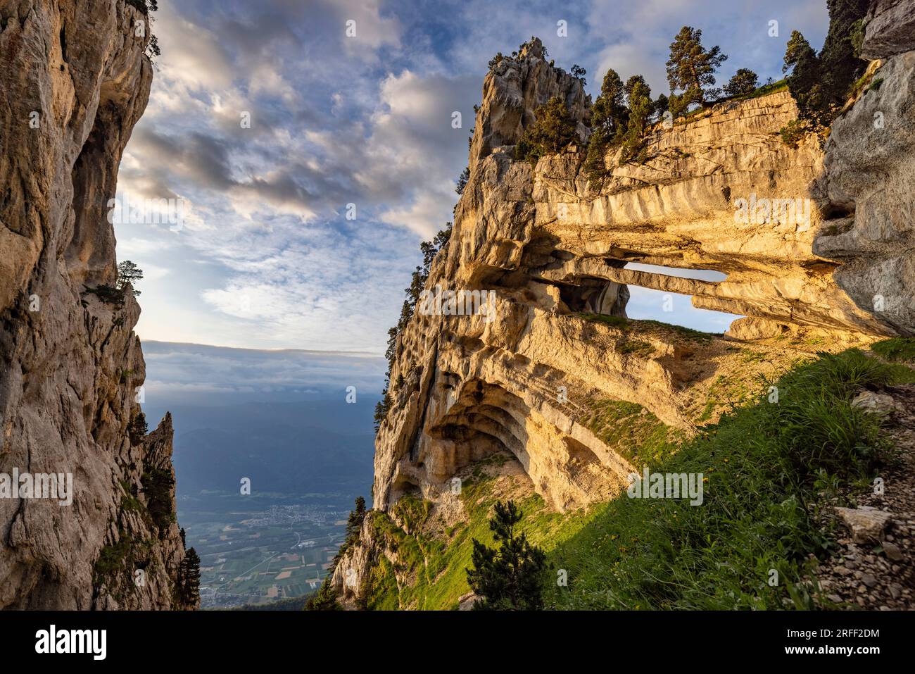 Frankreich, Isere, Massif de la Chartreuse, Arche Isabelle, Tour Percée oder Tour Isabelle. Der Grande Arche de Chartreuse ist der größte Bogen in den Alpen, seine Öffnung ist etwa 29 Meter lang. Vor der Arche befinden sich zwei Löcher im Felsen, die zwei Augen genannt werden. Es gibt keinen gekennzeichneten Pfad für Wanderer, um dorthin zu gelangen. Stockfoto