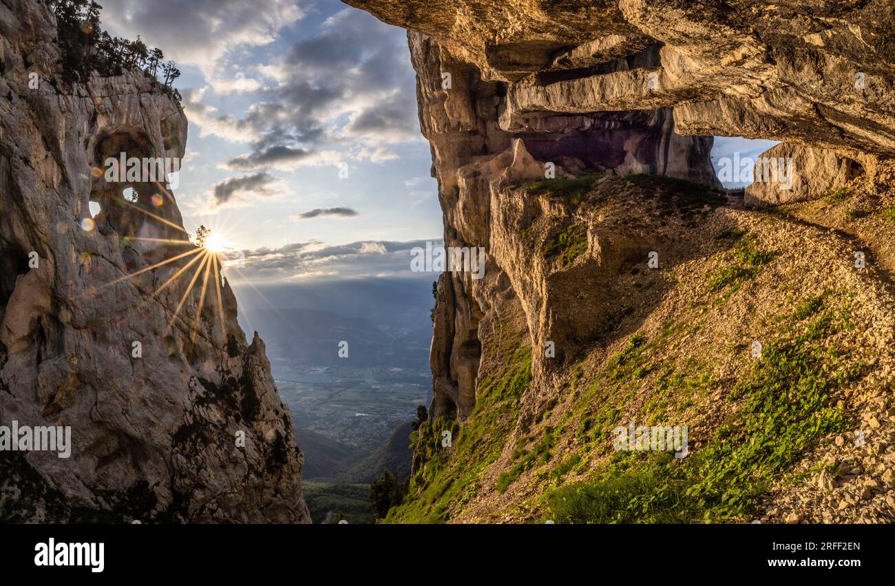 Frankreich, Isere, Massif de la Chartreuse, Arche Isabelle, Tour Percée oder Tour Isabelle. Der Grande Arche de Chartreuse ist der größte Bogen in den Alpen, seine Öffnung ist etwa 29 Meter lang. Vor der Arche befinden sich zwei Löcher im Felsen, die zwei Augen genannt werden. Es gibt keinen gekennzeichneten Pfad für Wanderer, um dorthin zu gelangen. Stockfoto