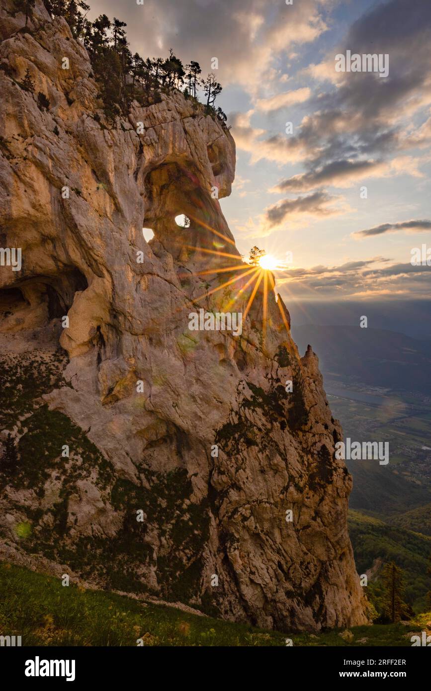 Frankreich, Isere, Massif de la Chartreuse, Arche Isabelle, Tour Percée oder Tour Isabelle. Der Grande Arche de Chartreuse ist der größte Bogen in den Alpen, seine Öffnung ist etwa 29 Meter lang. Vor der Arche befinden sich zwei Löcher im Felsen, die zwei Augen genannt werden. Es gibt keinen gekennzeichneten Pfad für Wanderer, um dorthin zu gelangen. Stockfoto