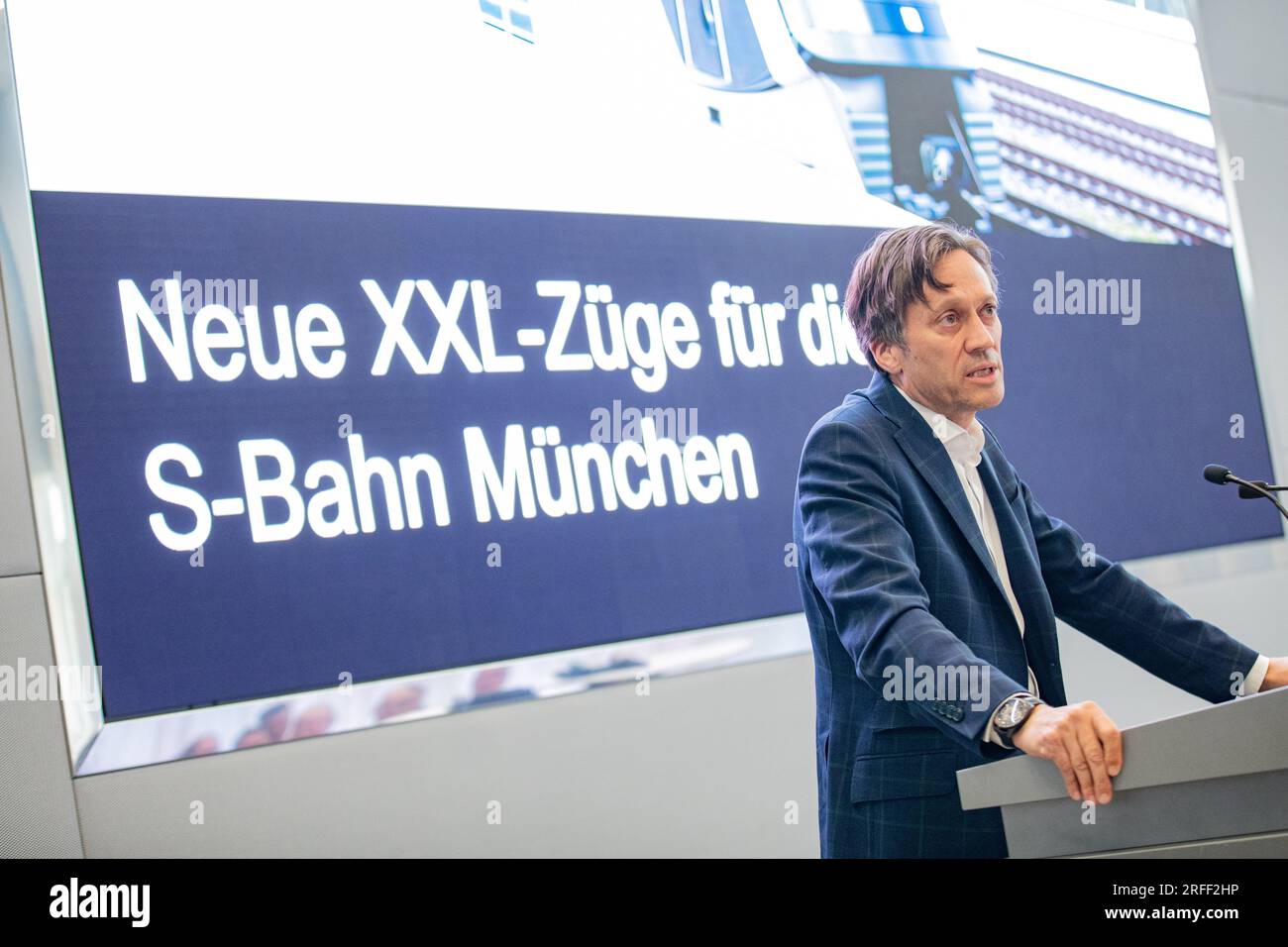 Michael Peter, CEO von Siemens Mobility, auf der Pressekonferenz zur Präsentation der neuen S-Bahn München durch Siemens Mobility am 2. August 2023 in München. (Foto: Alexander Pohl/Sipa USA) Guthaben: SIPA US/Alamy Live News Stockfoto