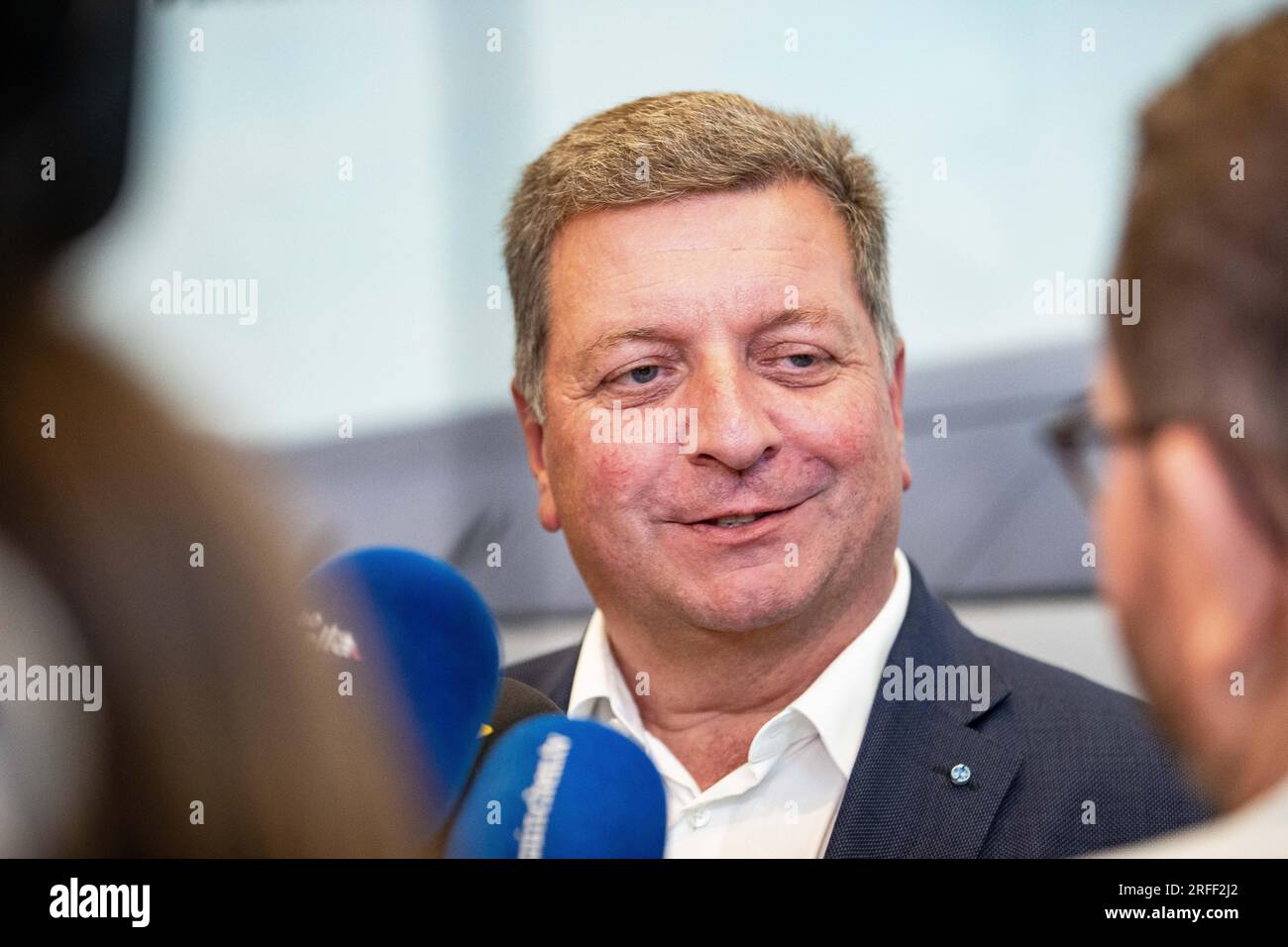 München, Deutschland, 2. August 2023, Verkehrsminister Christian Bernreiter ( CSU ) auf der Pressekonferenz zur Vorstellung der neuen Züge für die S-Bahn München durch Siemens Mobility am 2. August 2023 in München. (Foto: Alexander Pohl/Sipa USA) Guthaben: SIPA USA/Alamy Live News Stockfoto