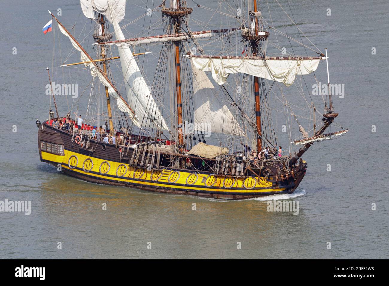 Frankreich, Seine-Maritime, Heurteauville, Armada 2023, Shtandart, Nachbildung einer russischen Fregatte aus dem 18. Jahrhundert, segelt die seine hinauf Stockfoto