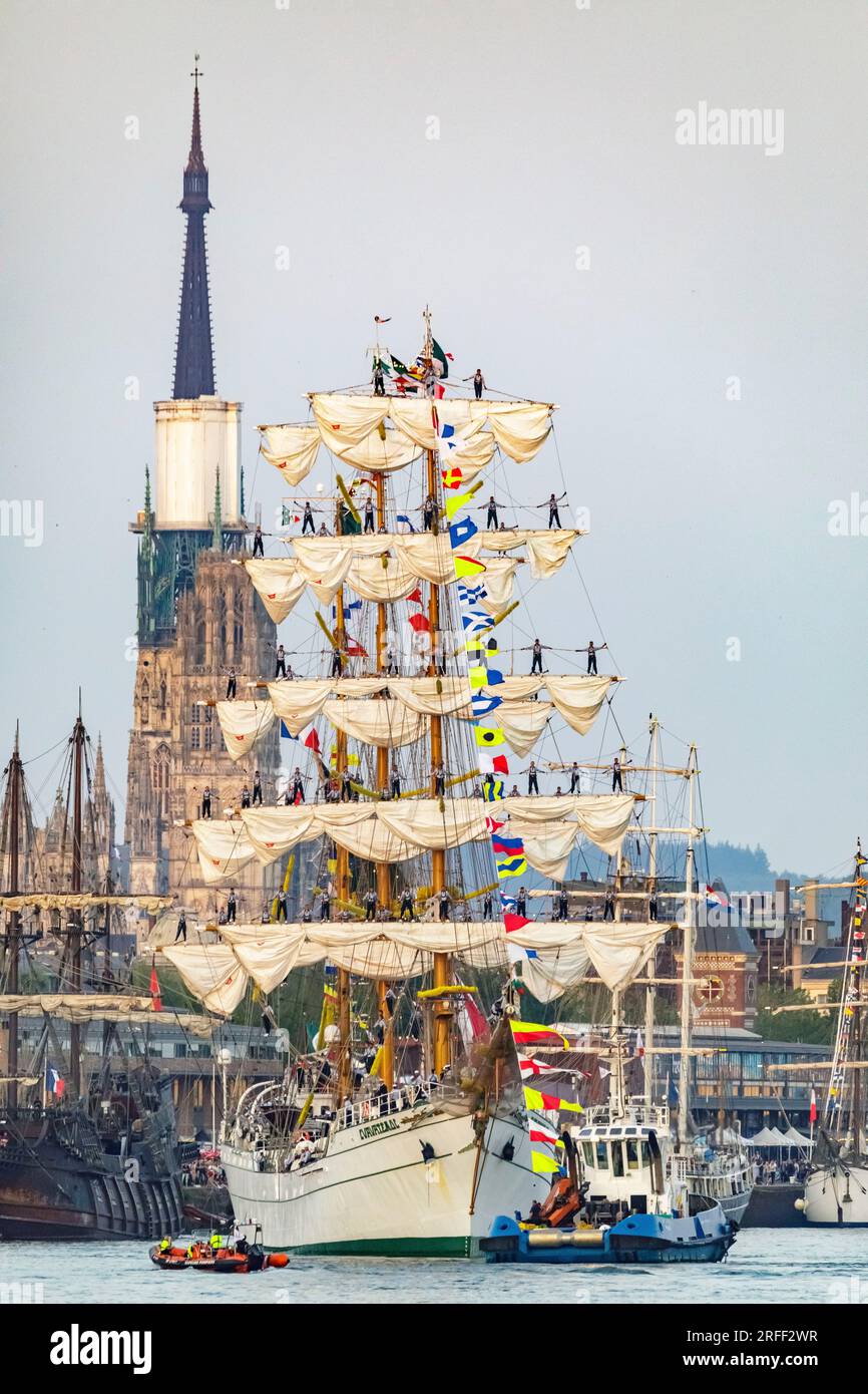 Frankreich, seine-Maritime, Rouen, Armada 2023, feierliche Ankunft des mexikanischen Ausbildungsschiffs Cuauhtemoc, in der Innenstadt des Flusshafens, Matrosen an den Werften und die Kathedrale Notre-Dame im Hintergrund Stockfoto