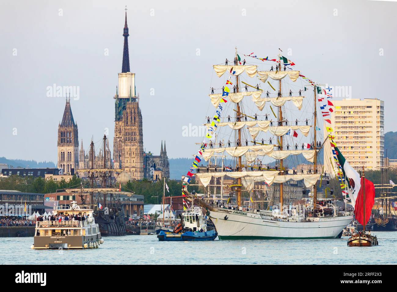 Frankreich, seine-Maritime, Rouen, Armada 2023, feierliche Ankunft des mexikanischen Ausbildungsschiffs Cuauhtemoc, in der Innenstadt des Flusshafens, Matrosen an den Werften und die Kathedrale Notre-Dame im Hintergrund Stockfoto